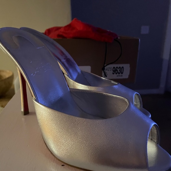 Christian louboutin silver heels red bottom - Picture 3 of 5